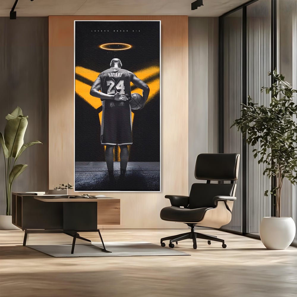 Tablou canvas cu tablou canvas cu baschetbalistul kobe bryant, in rama de aluminiu argintiu, pe perete intr-un birou